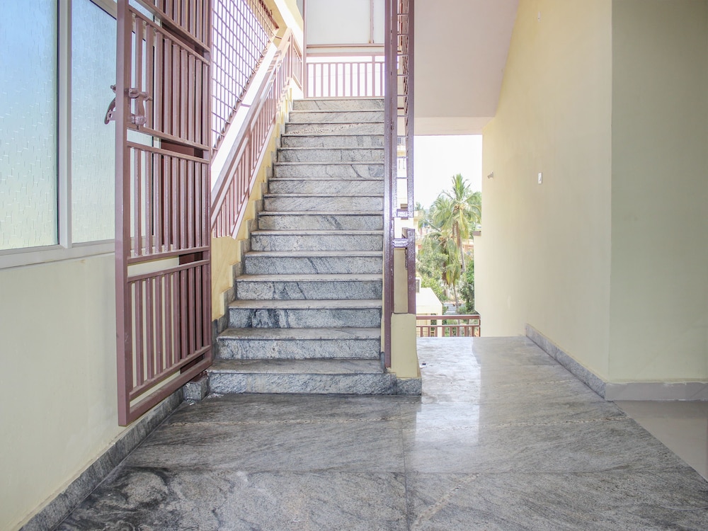 OYO 12840 Sri Guru Residency