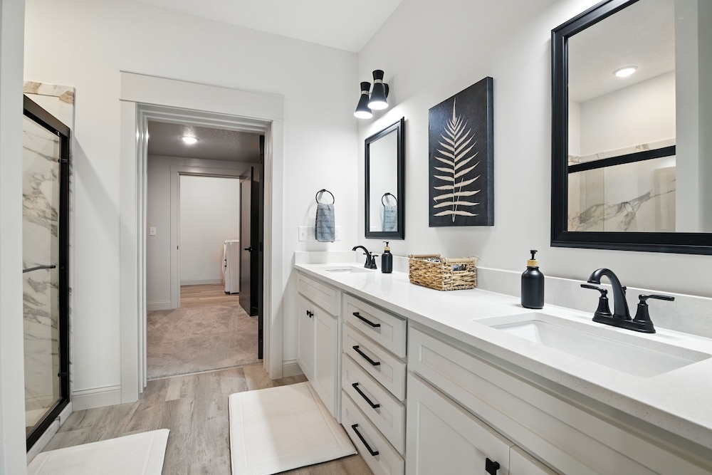 Brand New Cool Comfy Lawrence Retreat 3 Bedroom Duplex
