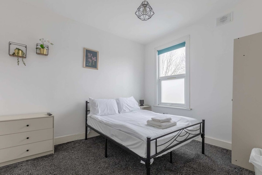 Spacious & Newly Renovated 4BD House East Ham!