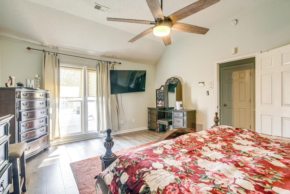 Residential Cul-de-sac: Suburban Memphis Hideaway!