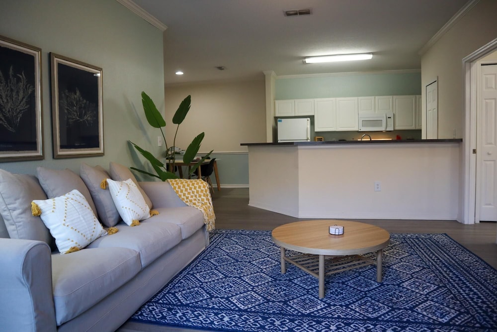 Upgraded 3 bed apt Close to Beaches and Mayo Clinic