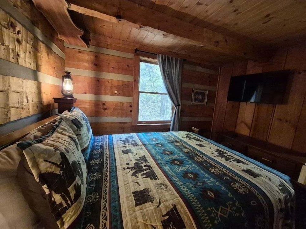 The Fur Traders Cabin- Pigeon Forge 2 Bedroom Cabin