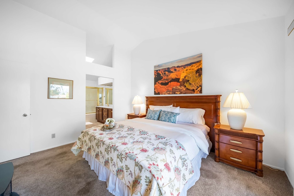 Charming Condo With Golf Course View