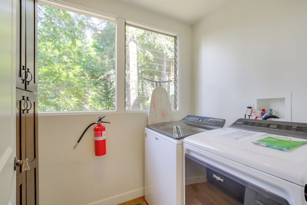 Walk to Lake Arrowhead Village: Gem w/ Lake Access