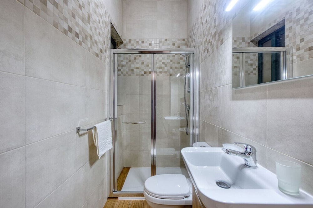 Relaxing Xaghra Apartment With BBQ Amenities