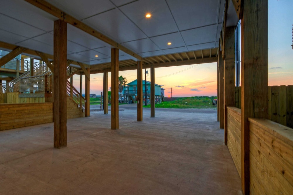 Deja Blue Coastal Retreat w/ Pool, Firepit, BBQ & Outdoor TV Lounge
