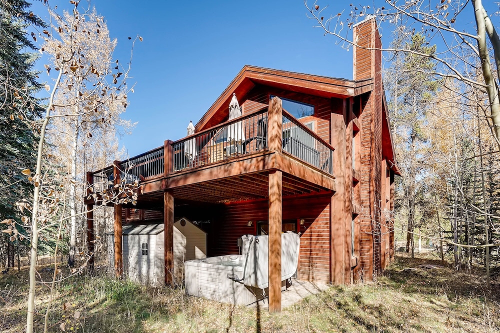 Spacious 4bdrm /sleeps 10, Stunning Views, Fireplaces 4 Bedroom Home by RedAwning