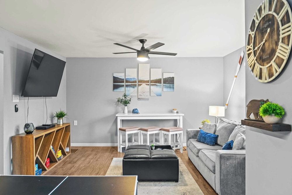 Lakeside Haven Ping Pong, Fire Pit & Mins to Big Boulder & Lake Harmony