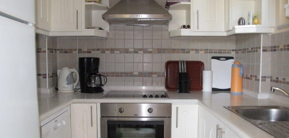 Villa RN4D by JoyLettings view 5