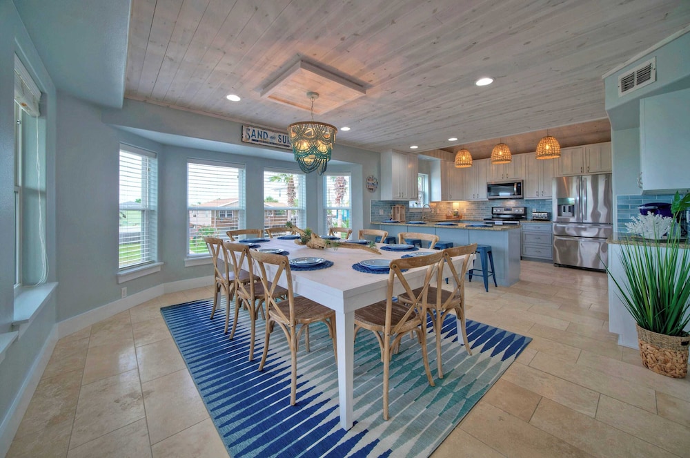 Sleeps 22 2 Homes w/ Private Pool, Game Room, Nature Views 7 BDR Avantstay