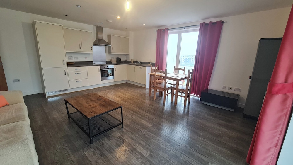 Barking 2 Bed Apt With Parking & Good Travel Links