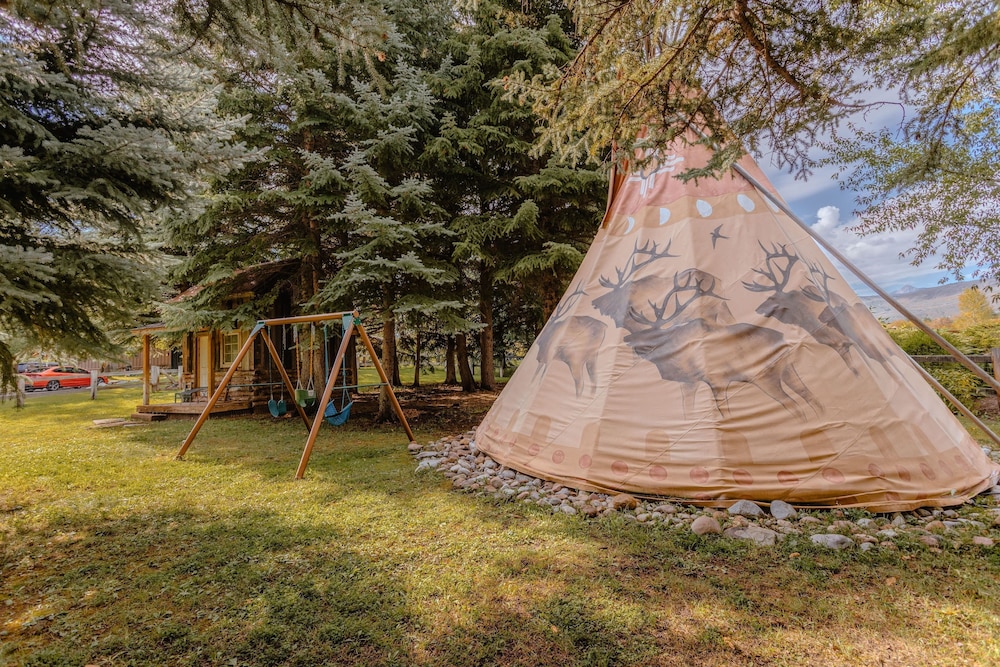 Twin Creeks Ranch Luxury Aspen Group Retreat 25-acres Guest House