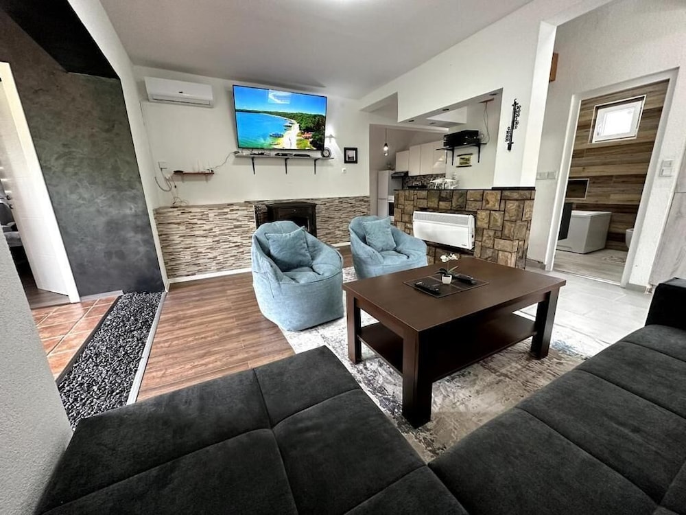 Rijeka Villa-Spacious 4BR with Pool