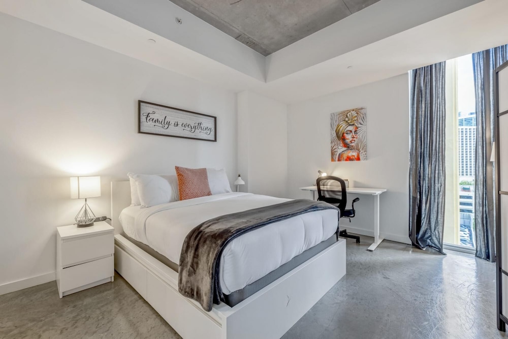 Cozy Downtown Pad- Luxe Rooftop Pool gym and More