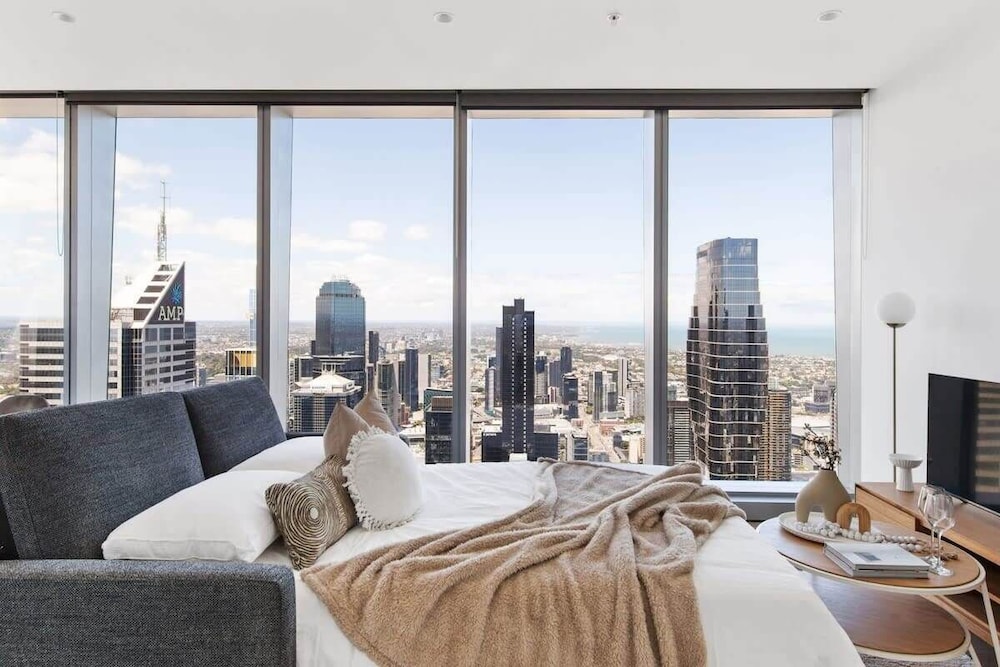 A 2BR Apt With Stunning City Views, Free Parking