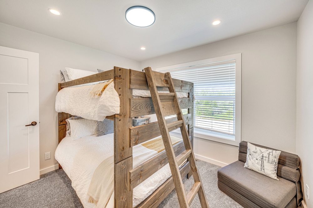 Private Hot Tub: Newly Built Fraser Townhome