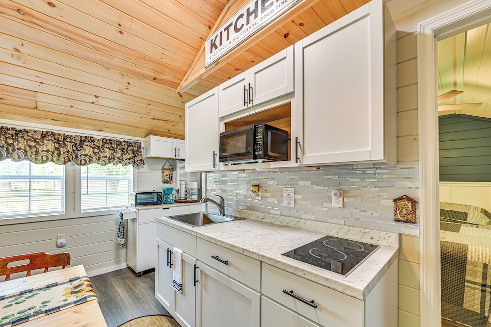 14 Mi to Kentucky Horse Park: Creekside Cabin