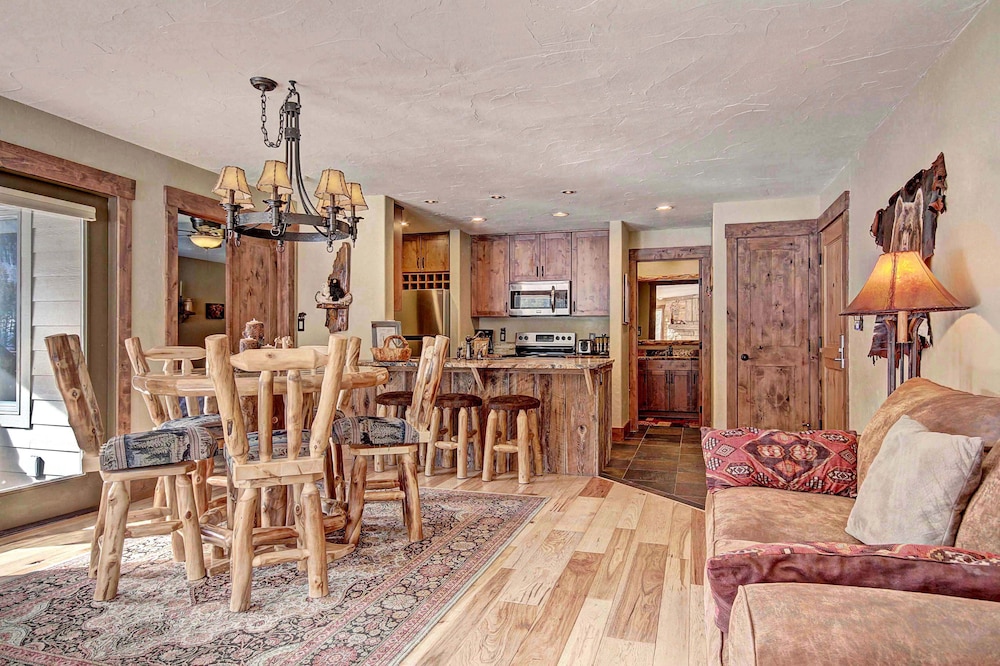 1710 The Willows 1 Bedroom Condo by RedAwning