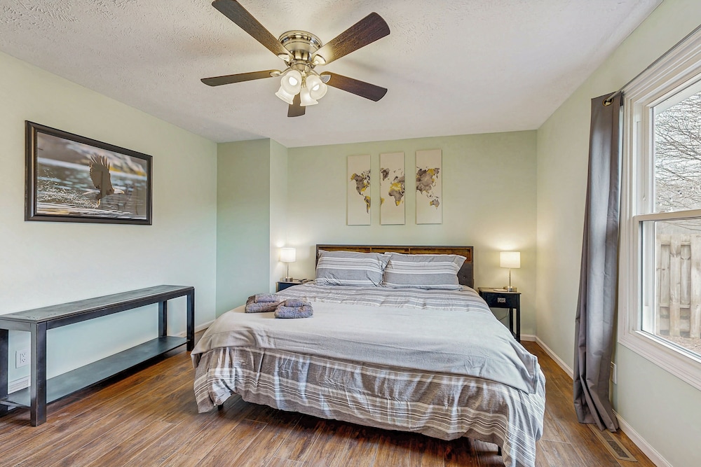 Charming 3BR Home w/ Lake Access & Pool Table