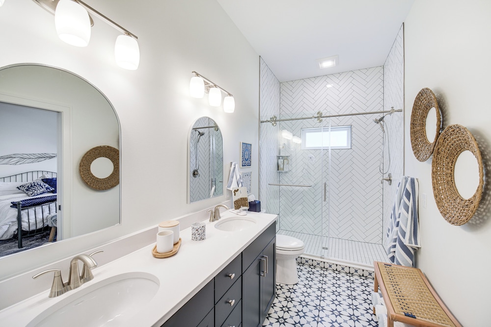 Walk to Lake Erie: Sleek Retreat w/ Screened Patio