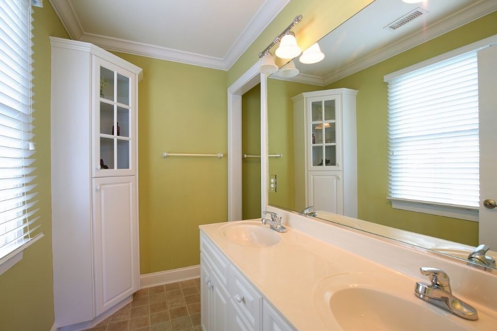 Sweet Dreams Private 4 Bedroom Home by RedAwning