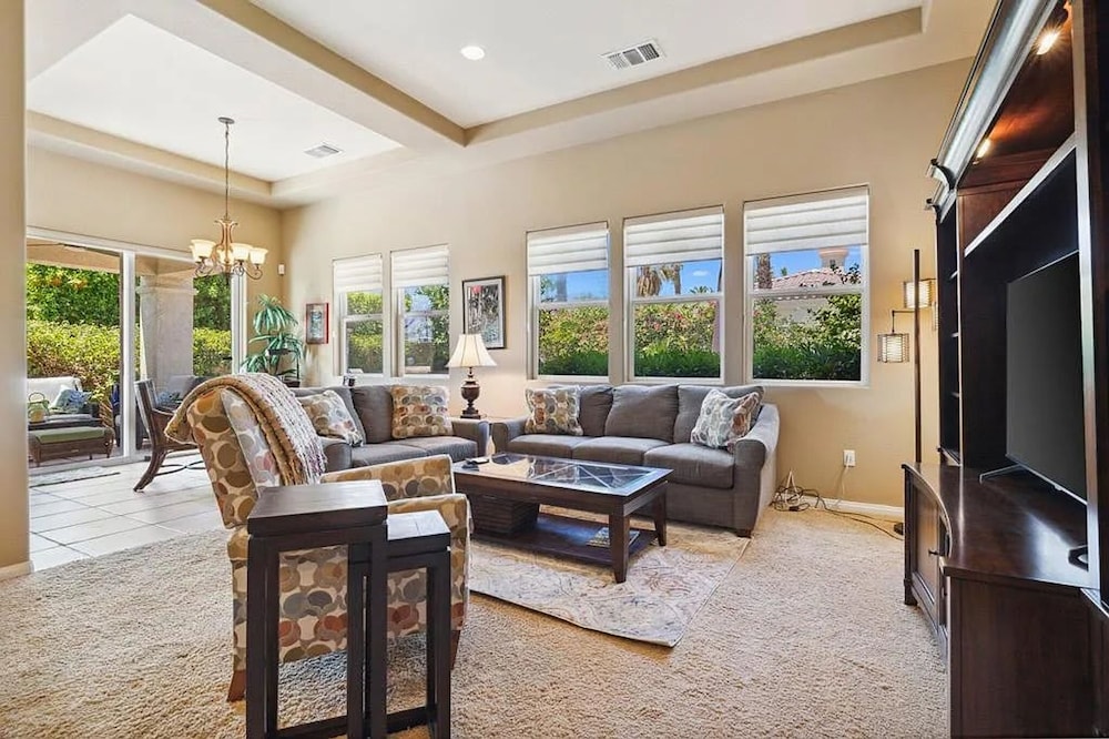 Stylish 2BR w Spa Patio