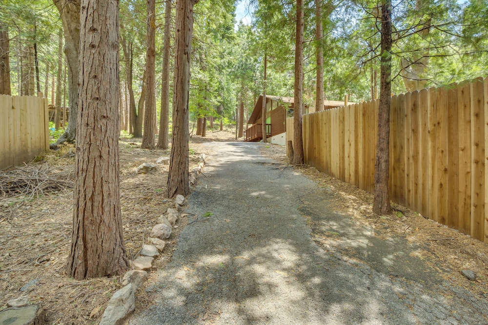 3 Mi to Lake Arrowhead: Cabin w/ Furnished Deck!