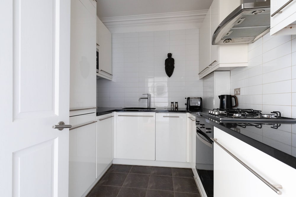 St Stephen's Gardens VII by Onefinestay