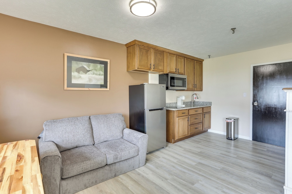 Walk to Ocu, Golf: Updated Oakland City Studio!