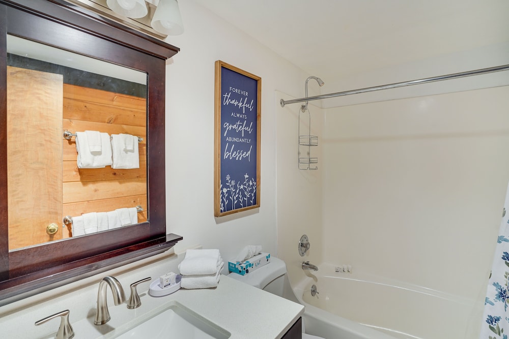 Inviting Sunriver Cabin w/ Resort Amenities!