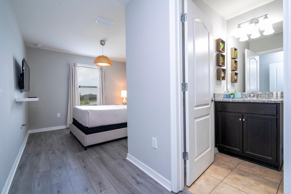 8822 GC - Fabulous 5BR Townhome: Pet Friendly