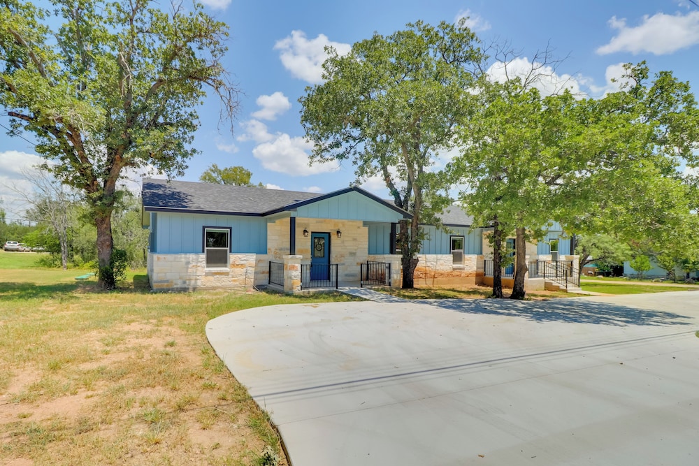 1 Mi to Lake Lbj: Peaceful Home w/ Patio & Yard!