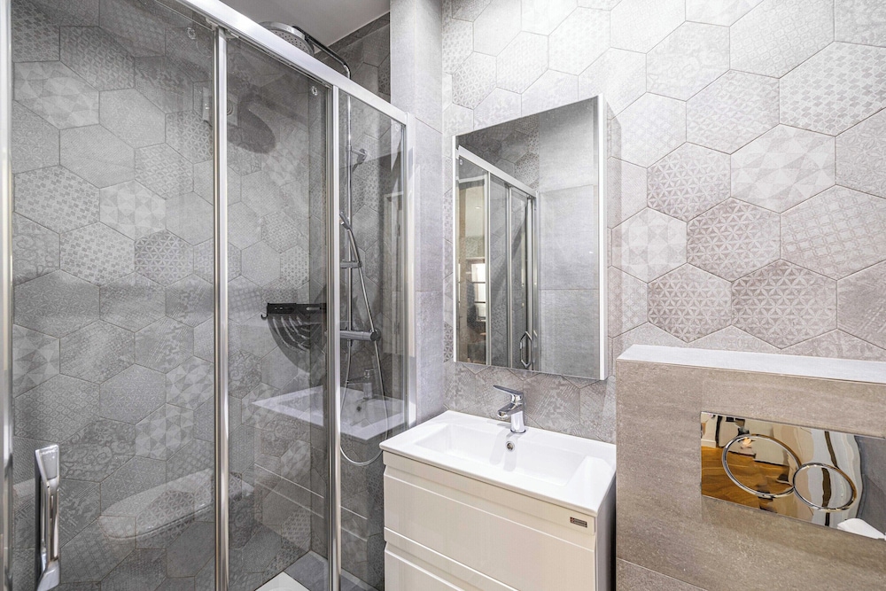 Magnificent Renovated 2 Bedroom Apartment, Terrace view 4
