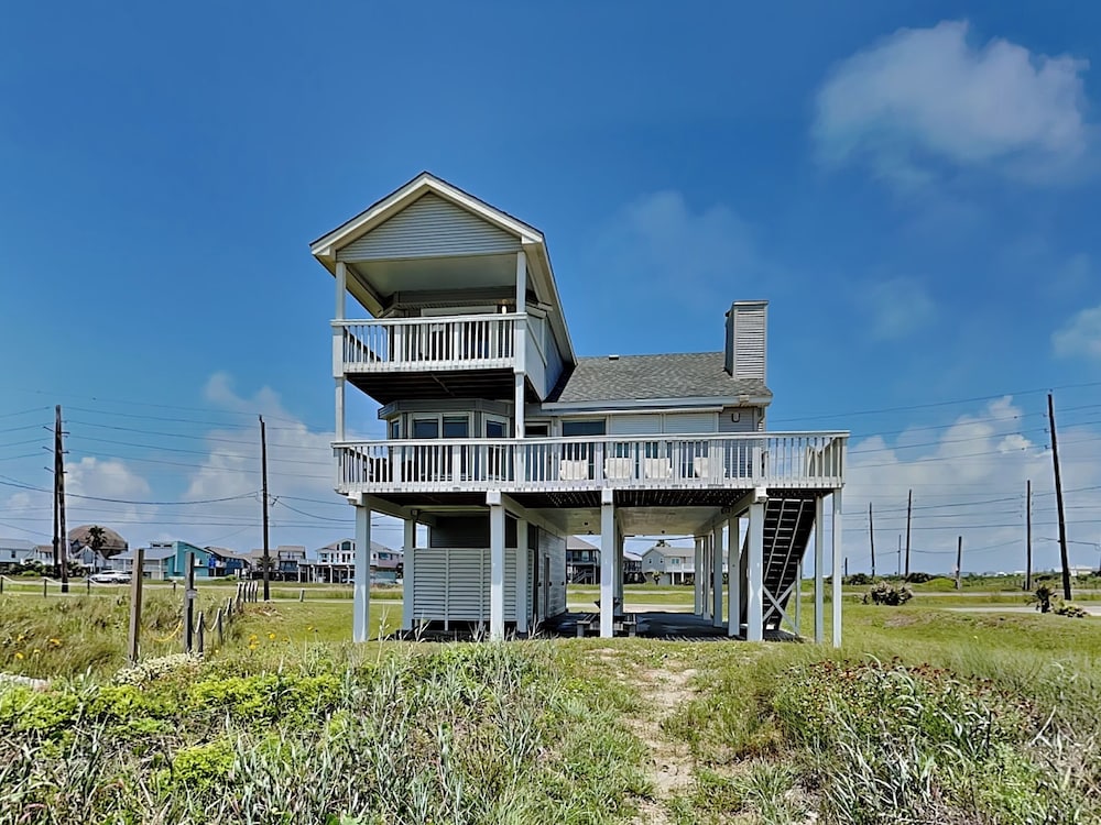 Whispering Sands Beachfront by Ryson Vacation Rentals