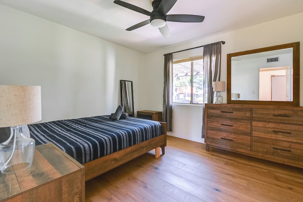 Private Paradise Valley Oasis: Hot Tub, Large Yard