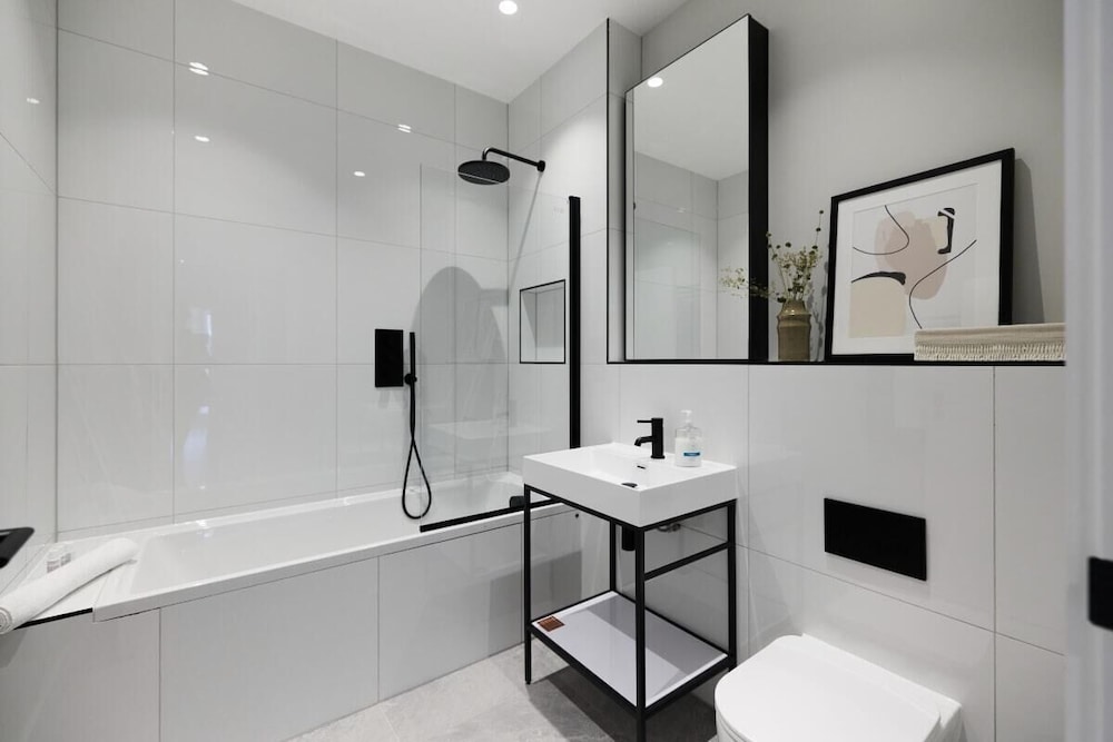 The Brondesbury Quarters - Modern 2bdr Flat With Balcony + Parking