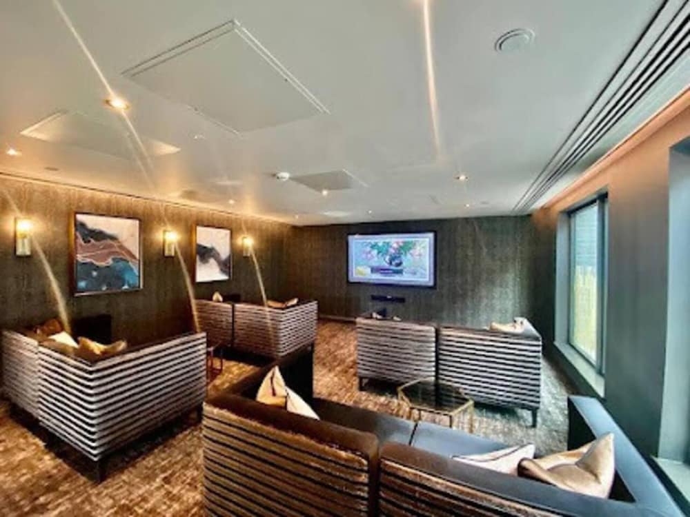 2-bed Luxury Apartment in Birmingham City Center view 2