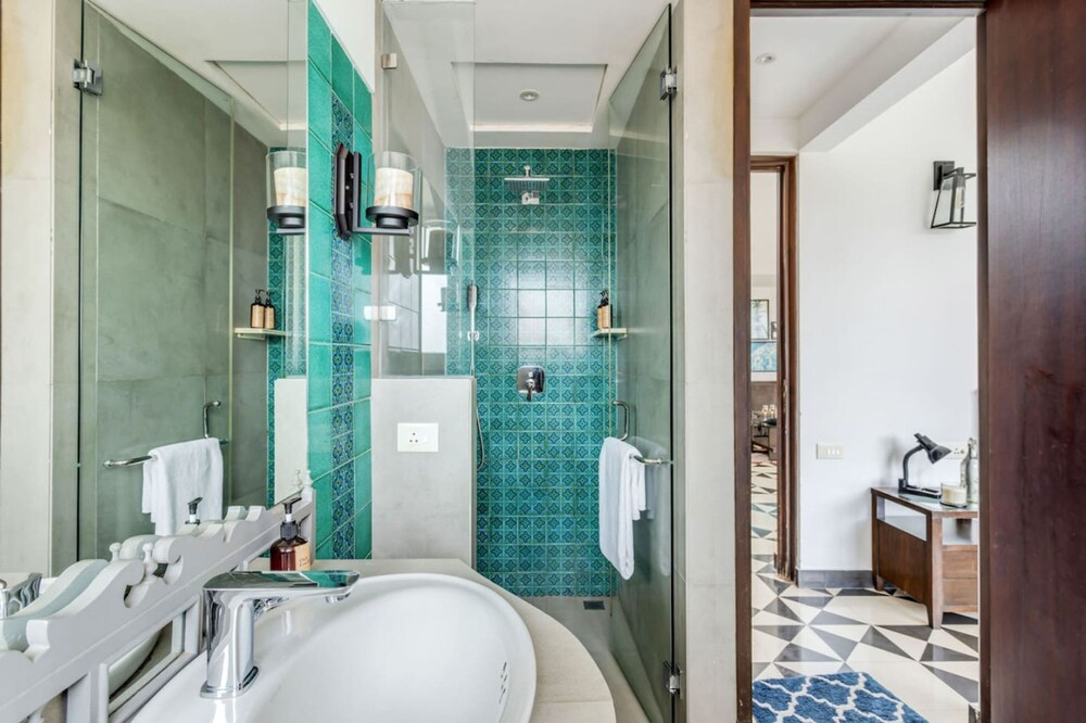 Modern 2bhk w Rooftop Pool 10 Mins Drive to Beach