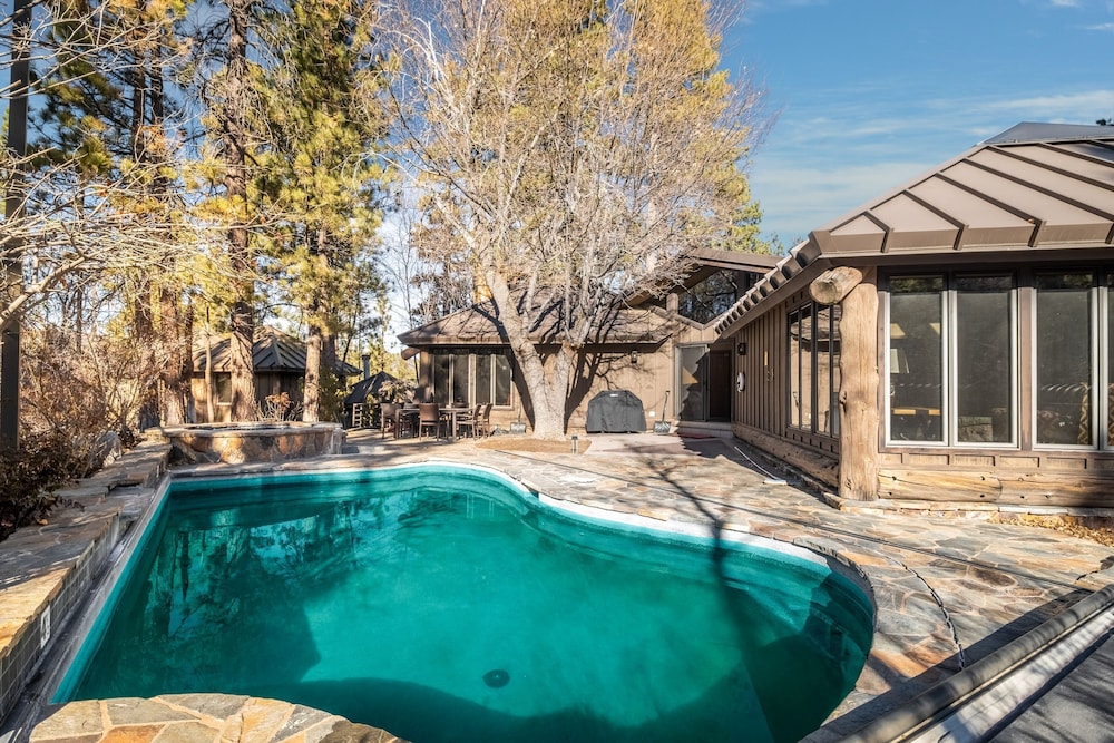 Heavenly Valley by Avantstay Home w Pool Sauna Hot Tub Game Room Tennis Crt Basketball Crt