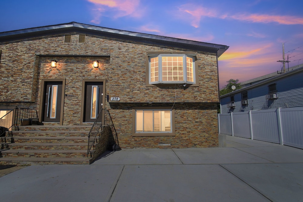 Stylish Downtown Retreat Steps To Nyc 3 Bedroom Duplex