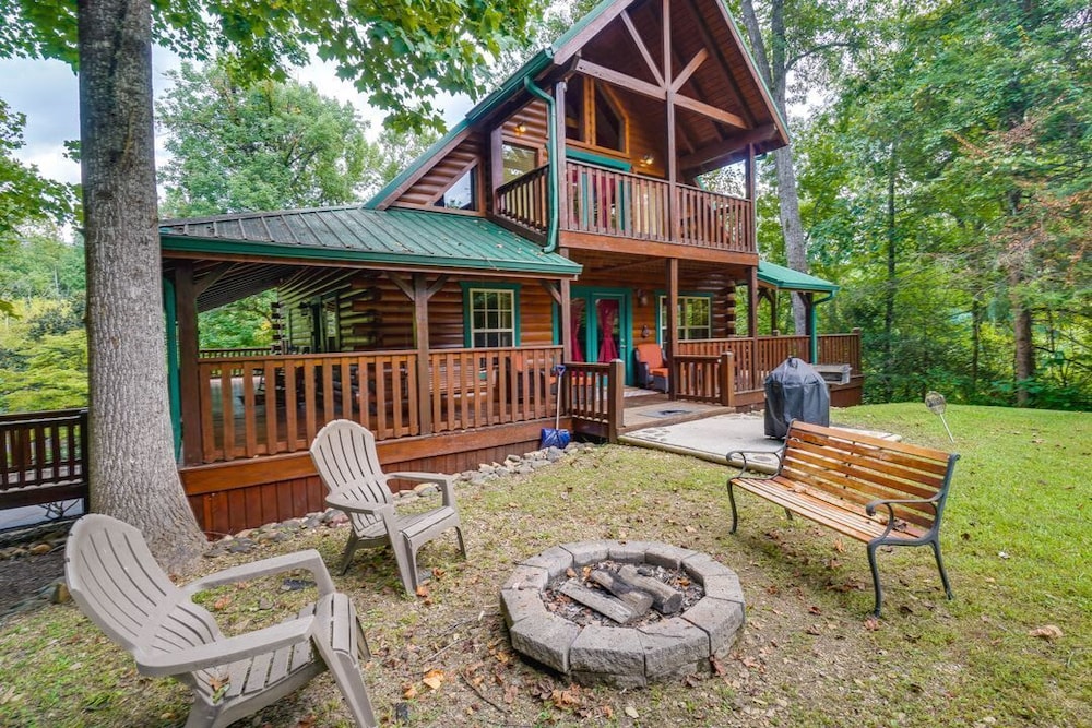 Gatlinburg Getaway - Private Theater Hot Tub