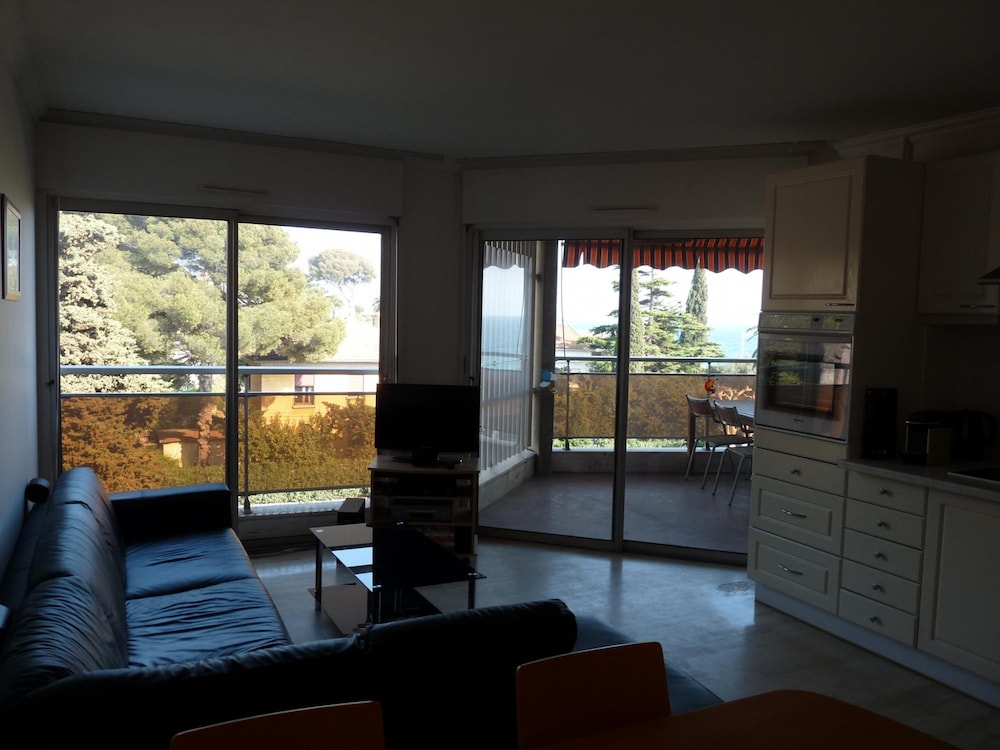 Two Bedroom Apartment Near the Beach in Cannes Terrace and Aircon - 814