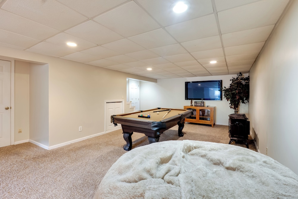 Game Room & On-site Pond: Laurelville Retreat!