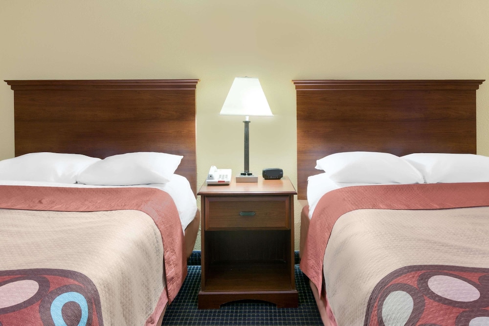 Hattiesburg Vacations - Super 8 by Wyndham Hattiesburg South - Property Image 6