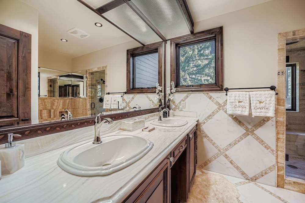 Fairway Drive Retreat 6 Bedroom Home