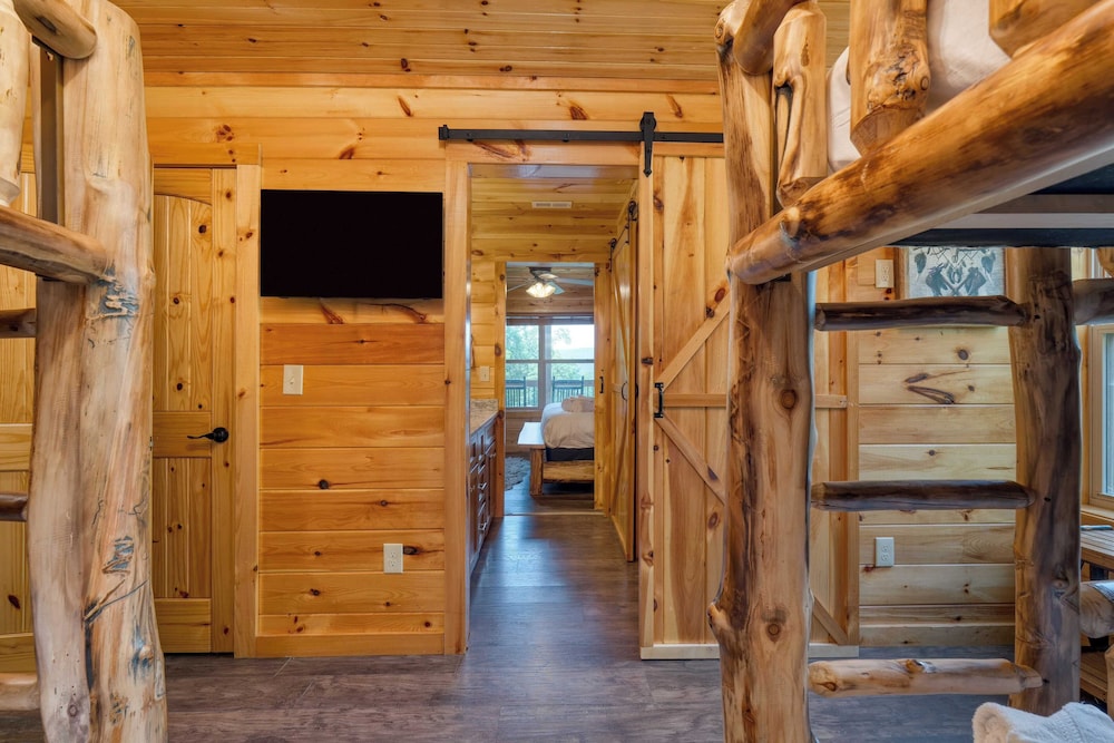Evergreen Echo by Avantstay Cabin w/ Mountain Views, Theater, Game Room, and Hot Tub