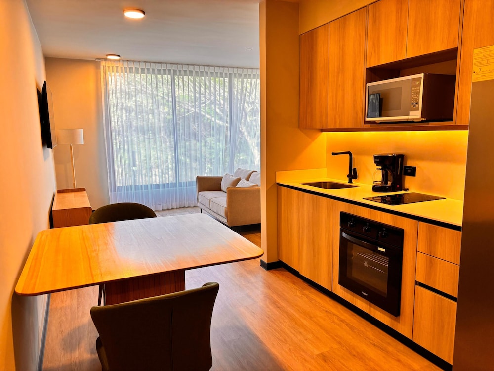 BEE Suites San José - Santa Ana