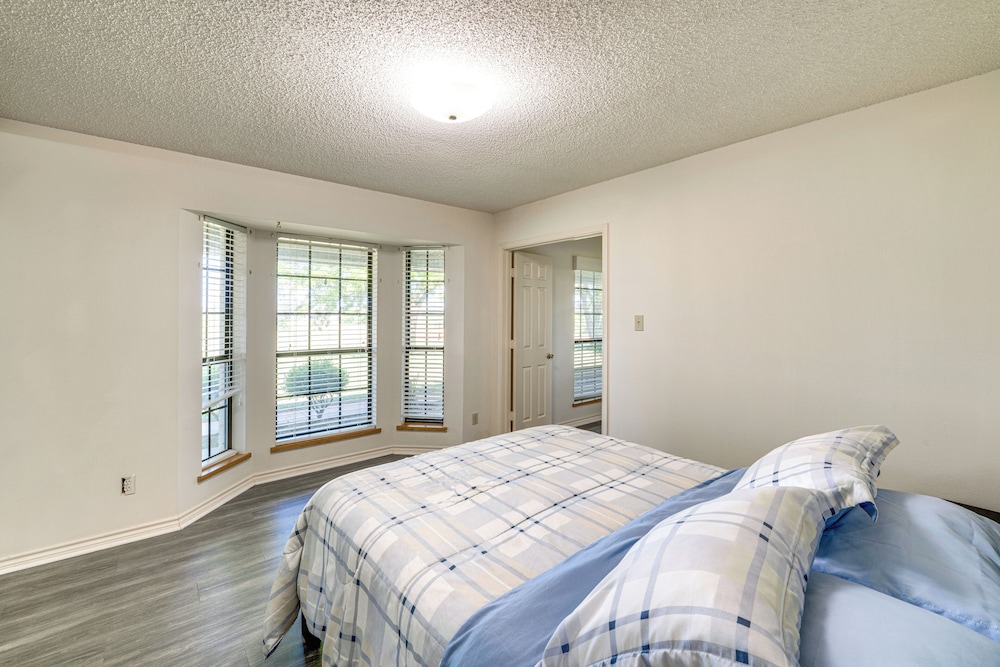 8 Mi to Lewisville Lake: Peaceful Countryside Home
