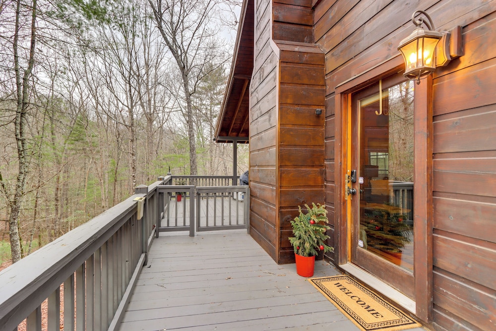 9 Mi to Dtwn Blue Ridge: Cabin w/ Deck & Grill!