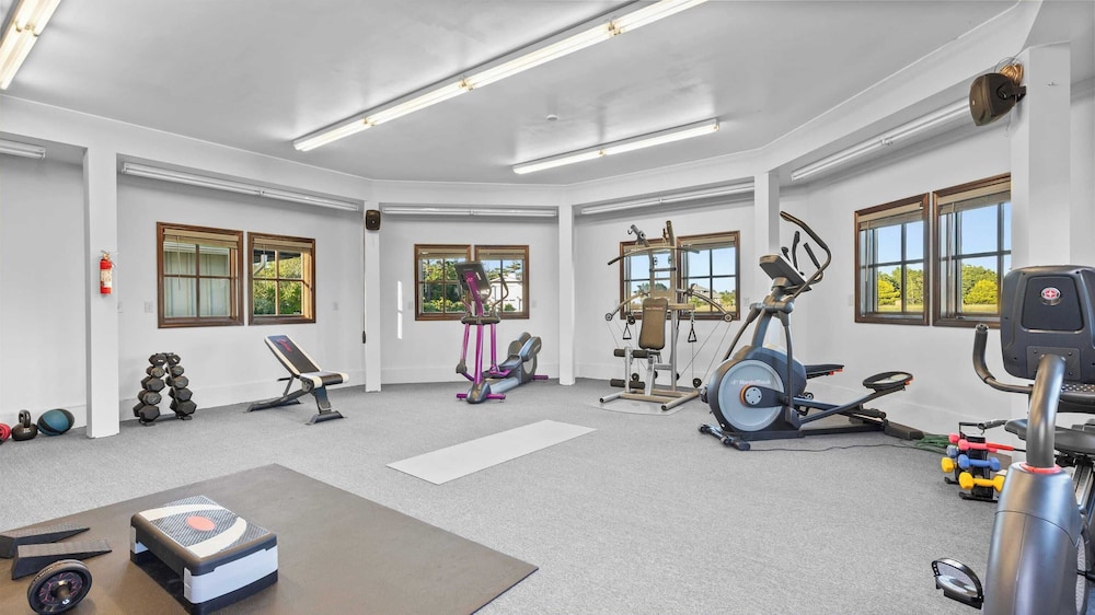Seacliff Haven Waterfront Luxury, Stunning Views, Hot Tub & Game Room
